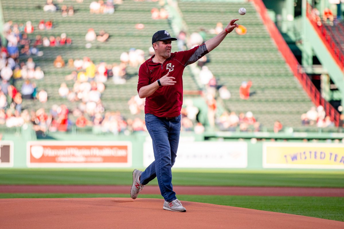 BCBirdBall's tweet image. Shoutout to Dave Preziosi ‘06 for throwing out the first pitch at Fenway last night 🦅 

Birdball returns to Fenway on Sunday for the 2025 ALS Awareness Game at noon ❤️3️⃣ 

🎟️ redsox.com/ALSgame

#kALS