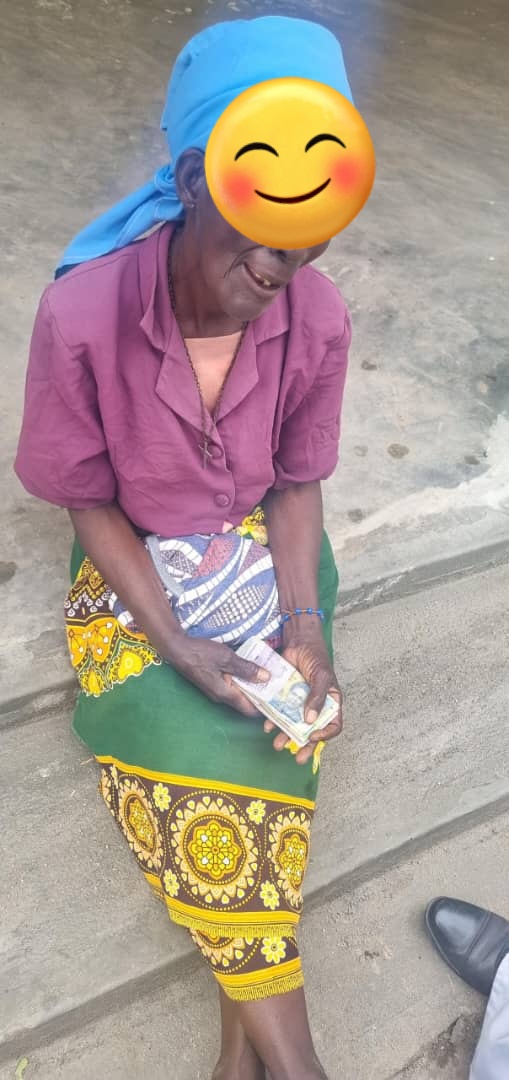 This poor woman is taken care of by the X friends. She is one of the most needy. Taking care of orphans from her deceased daughters. That's her smile 😃.