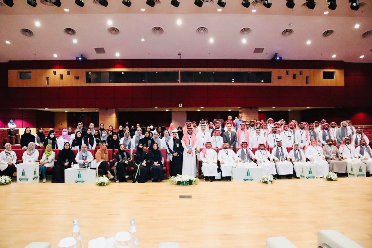 صورة تذكارية لموظفي مركز الملك فهد للبحوث الطبية والمنظمين المشاركين بالمؤتمر ، إحتفالا بنجاح المؤتمر بنسخته الأولى

#KFMRC_Conference #KAU