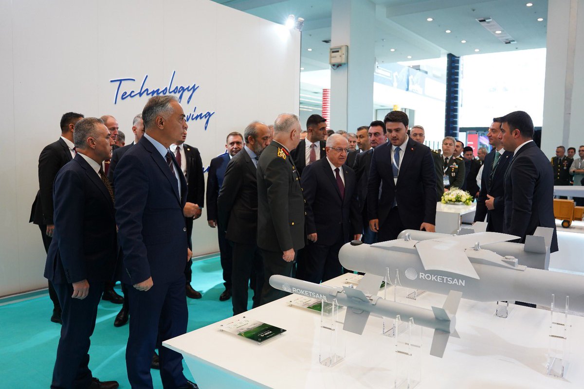 VeFuar's tweet image. Millî Savunma Bakanı Sayın Yaşar GÜLER, fuarımızı ziyaret ederek #yapayzeka destekli ürün ve çözümler hakkında bilgi aldı. 
#7.VerimlilikveTeknolojiFuarı