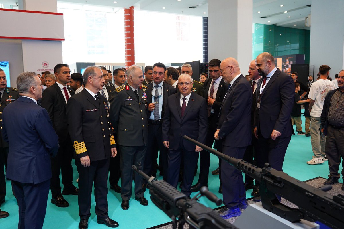 VeFuar's tweet image. Millî Savunma Bakanı Sayın Yaşar GÜLER, fuarımızı ziyaret ederek #yapayzeka destekli ürün ve çözümler hakkında bilgi aldı. 
#7.VerimlilikveTeknolojiFuarı