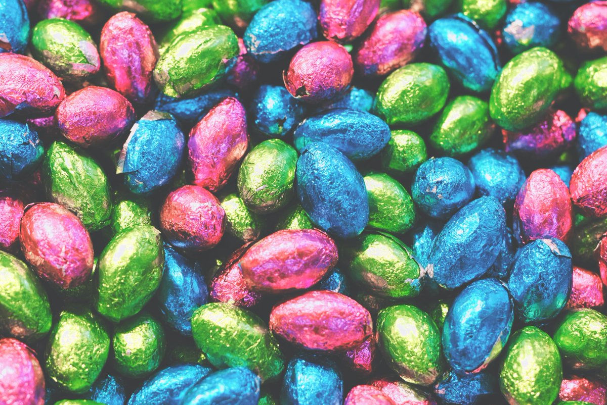 🐇Almost all Easter egg packaging can be recycled in weekly kerbside collections.
📦Cardboard box – flattened and into your black recycling box.
🪩Aluminium foil – scrunched and into your Bright Blue bag.
🧋Plastic mould – into your Bright Blue Bag.