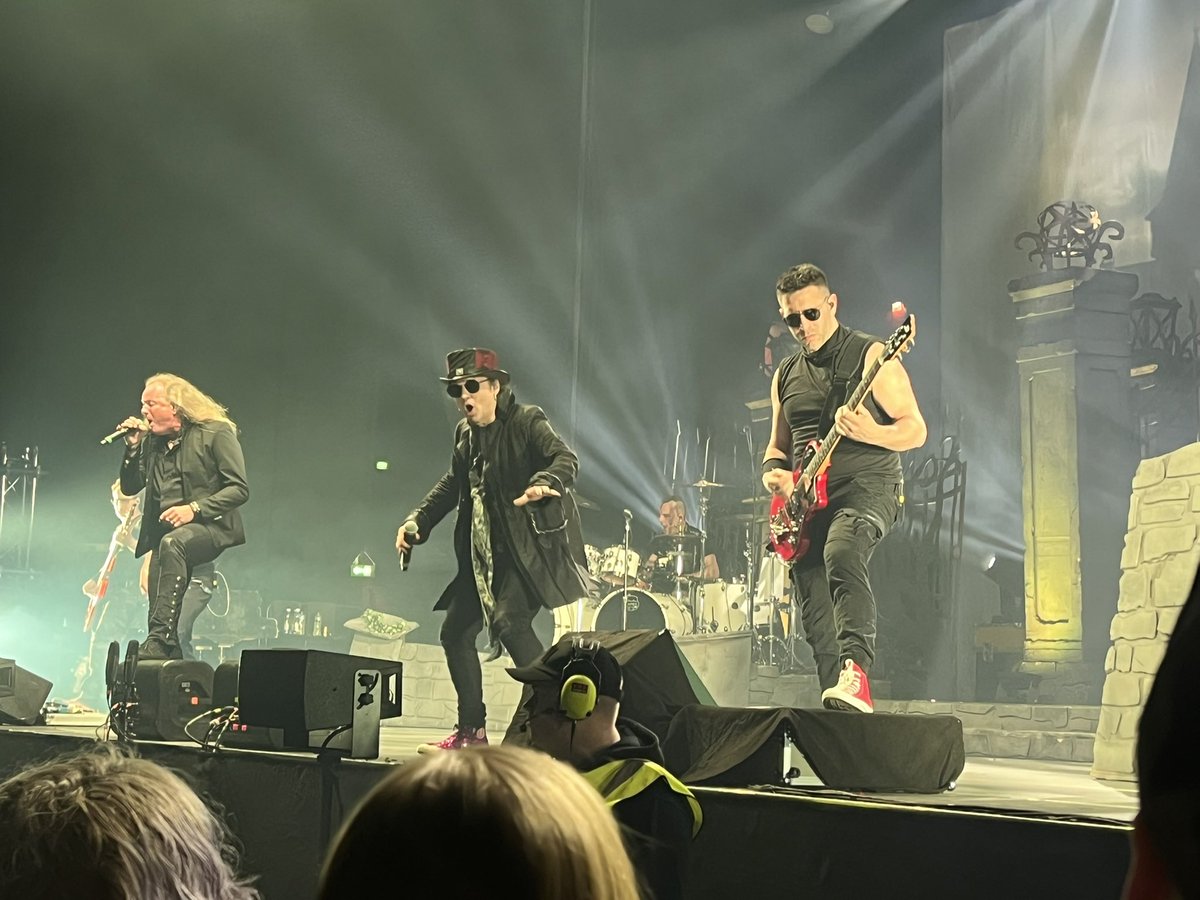 memmuliinos's tweet photo. OMG! Amazing show and night! ❤️🤘🏻🎶 
#Avantasia #Creepshow 230425 Helsinki, Black Box 🇫🇮

@_avantasia https://t.co/qY3DnI0xAJ