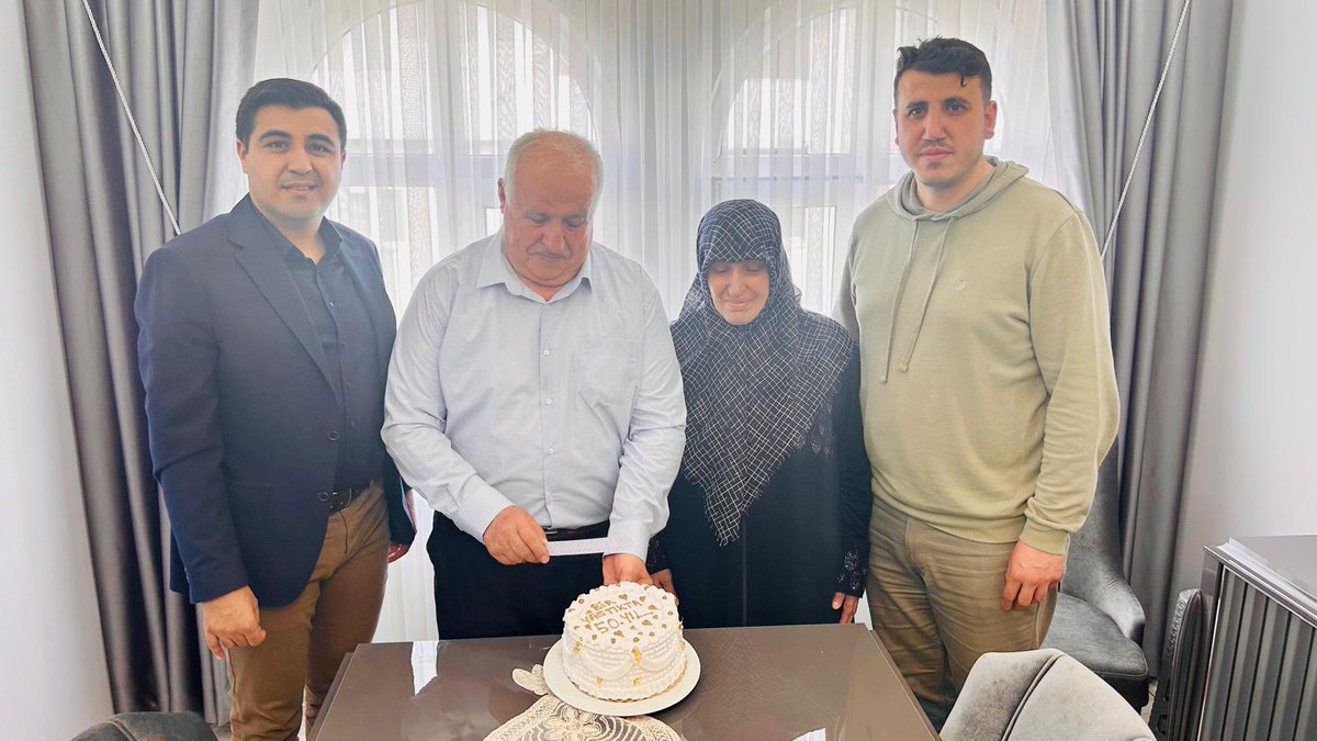 Aile Yılı kapsamında ilçe Kaymakamımız Sayın Celal Güngör, İlçe Emniyet Müdürümüz, İlçe Jandarma Komutanımız ve SYDV müdürümüz ile birlikte Kıbrıs Gazisi Mustafa Büyük’ü evinde ziyaret etti.

Ziyaret vesilesiyle, Mustafa Bey ve eşi Şehriye Hanım’ın 50. evlilik yıldönümlerini de