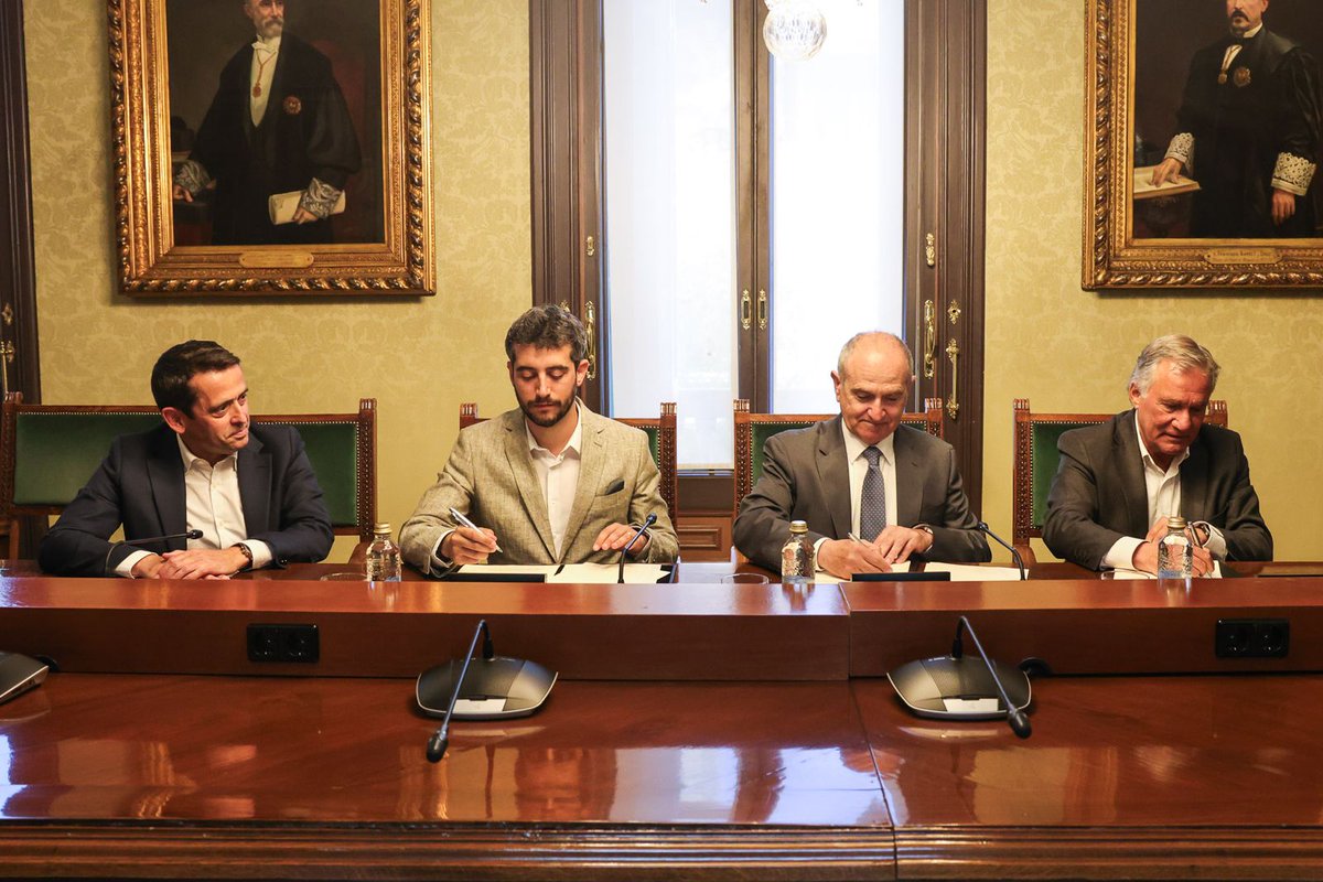 ✍️ El degà de l'ICAB, <a href="/JesusFamilex/">Jesús Sánchez García</a>; el president i el director general d'<a href="/altermutua/">Alter Mutua de los Abogados y Abogadas</a>, respectivament, José-Félix Alonso-Cuevillas i David Gabarró; i el president del <a href="/GAJBarcelona/">GAJ Barcelona</a>, <a href="/AxSalvador/">Alexander Salvador</a>, presenten les bases del Premi Extraordinari Futurs Advocats i Advocades de Barcelona.