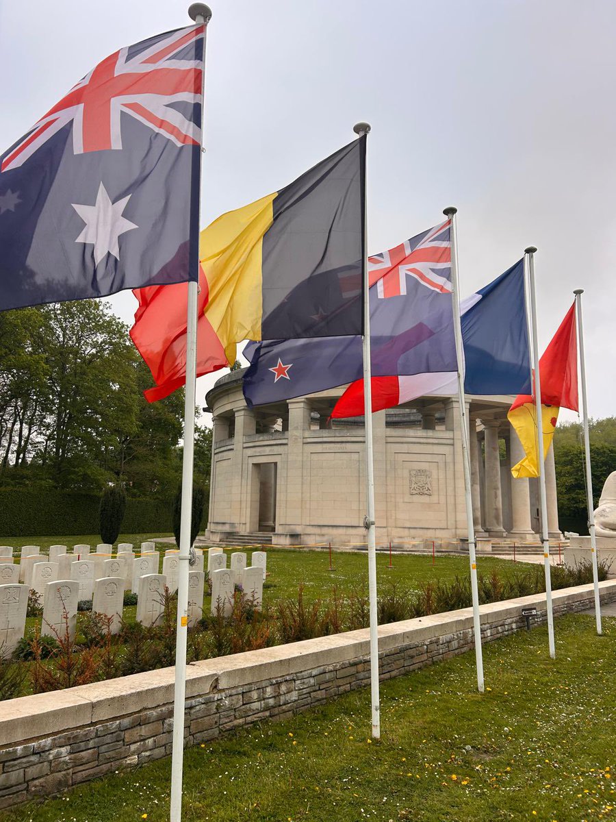 We are honoured to start Anzac Day 🇳🇿🇦🇺 commemorations tonight with our friends in Comines-Warneton 🇧🇪, at Berks Cemetery Extension (1/2) #LestWeForget 🌹 #KeiWarwareTātou