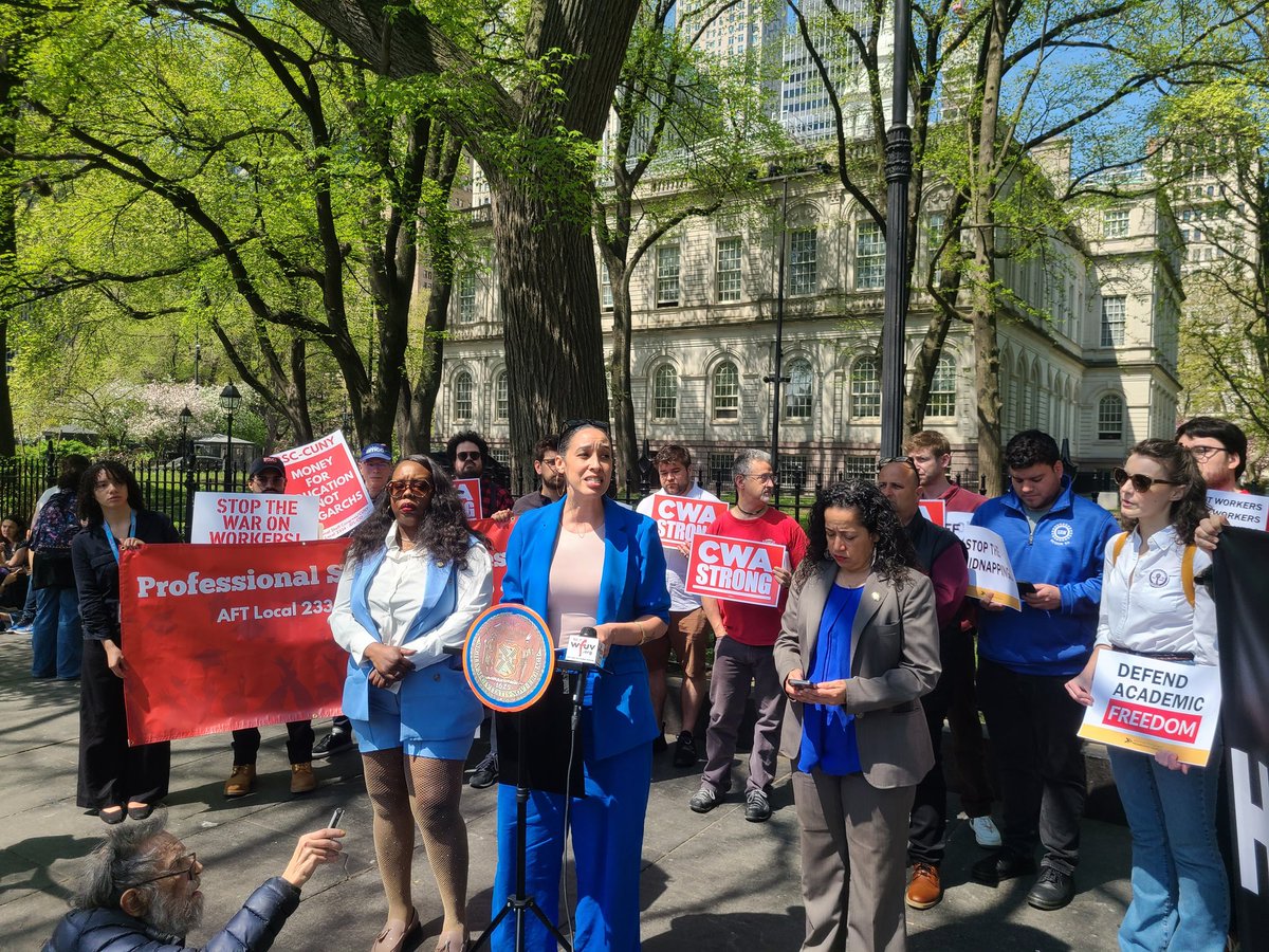 PSC_CUNY's tweet image. At City Hall today w/  @NYCProgressives Caucus, @cwa and @uawregion9a union siblings to stand up for students, workers, and academic freedom. College &amp;amp; university presidents need to stand together as well to protect students, faculty &amp;amp; staff from the Trump's attacks.