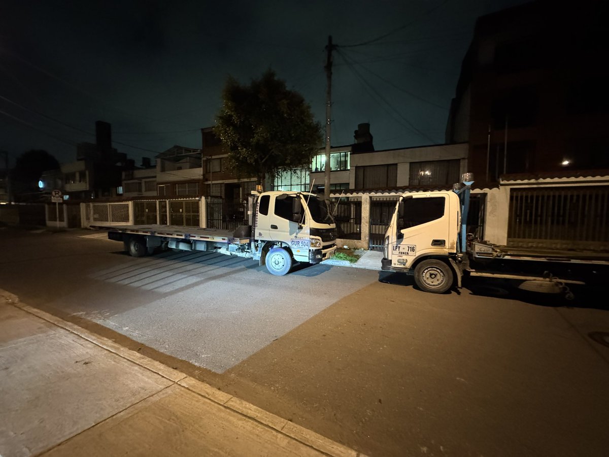 NICOMARPAC's tweet photo. @comitemodeliar1 @Bogota @GobiernoBTA @Fontibon_Bogota @PGN_COL @FiscaliaCol @ContraloriaBta @personeriabta Es desesperante, todos los días tenemos problemas para entrar y salir de nuestra casa porque la empresa que montaron en frente se adueñó de la calle y las bahías día y noche https://t.co/6XoFsmcEoG