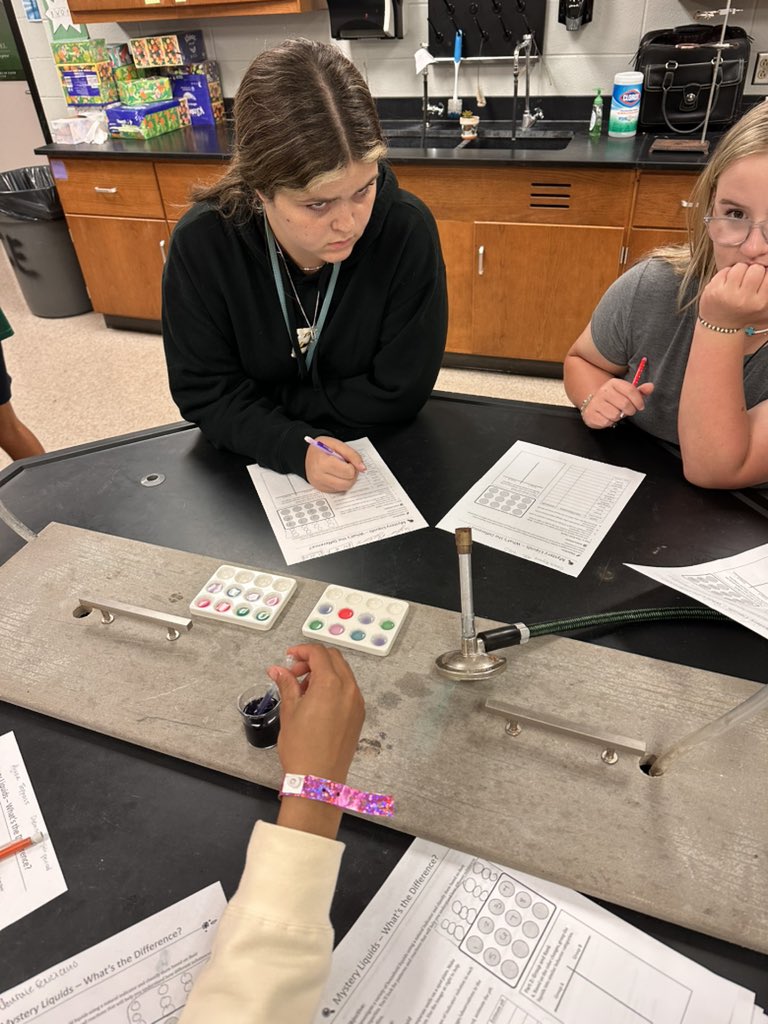 Rozzie_KPHS's tweet image. @HumbleISD_KPHS Chemistry conducted an Acid Base exploratory today! #explorebeforeexplain