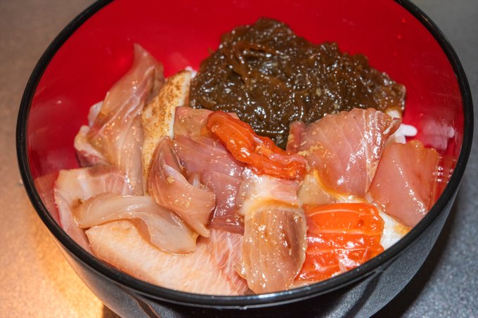 洗いもずくと生魚の切り落とし丼
相変わらず写真だとあんまうまそうに見えない
(うまい) 