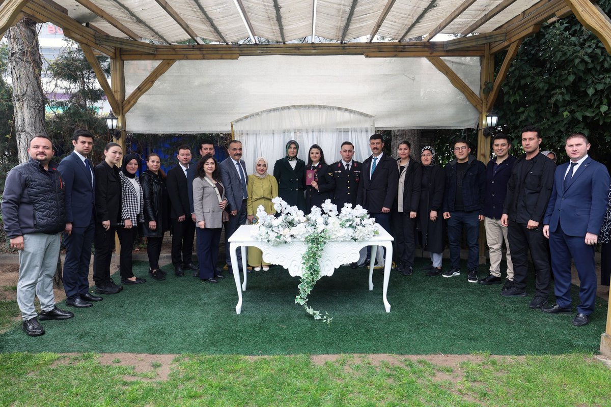 Mesai arkadaşımız Astsubay Kıdemli Çavuş Gülay Gören ile Jandarma Üsteğmen Yasin Burak Yüksel’in nikah törenine katılarak mutluluklarına şahitlik ettik.

İl Jandarma Komutanlığınız bahçesinde ilk defa gerçekleştirilen nikâh merasiminde, duygu dolu anlar yaşandı. 

Jandarma