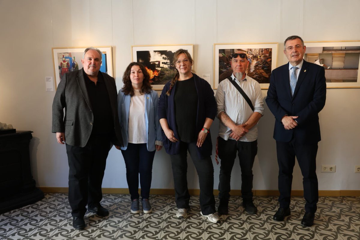 Diputació de Girona (@diputaciogirona) on Twitter photo 📣Inaugurada l'exposició «RaholaFoto2024», a la seu de #Girona del Col·legi de <a href="/periodistes_cat/">Col·legi de Periodistes de Catalunya</a>.
📸 Consta de 2️⃣1️⃣ fotografies de 1️⃣3️⃣ professionals del fotoperiodisme que, amb la seva mirada personal, aconsegueixen fer reviure en imatges l'any 2024.
🗣️El president de la 📣Inaugurada l'exposició «RaholaFoto2024», a la seu de #Girona del Col·legi de <a href="/periodistes_cat/">Col·legi de Periodistes de Catalunya</a>.
📸 Consta de 2️⃣1️⃣ fotografies de 1️⃣3️⃣ professionals del fotoperiodisme que, amb la seva mirada personal, aconsegueixen fer reviure en imatges l'any 2024.
🗣️El president de la