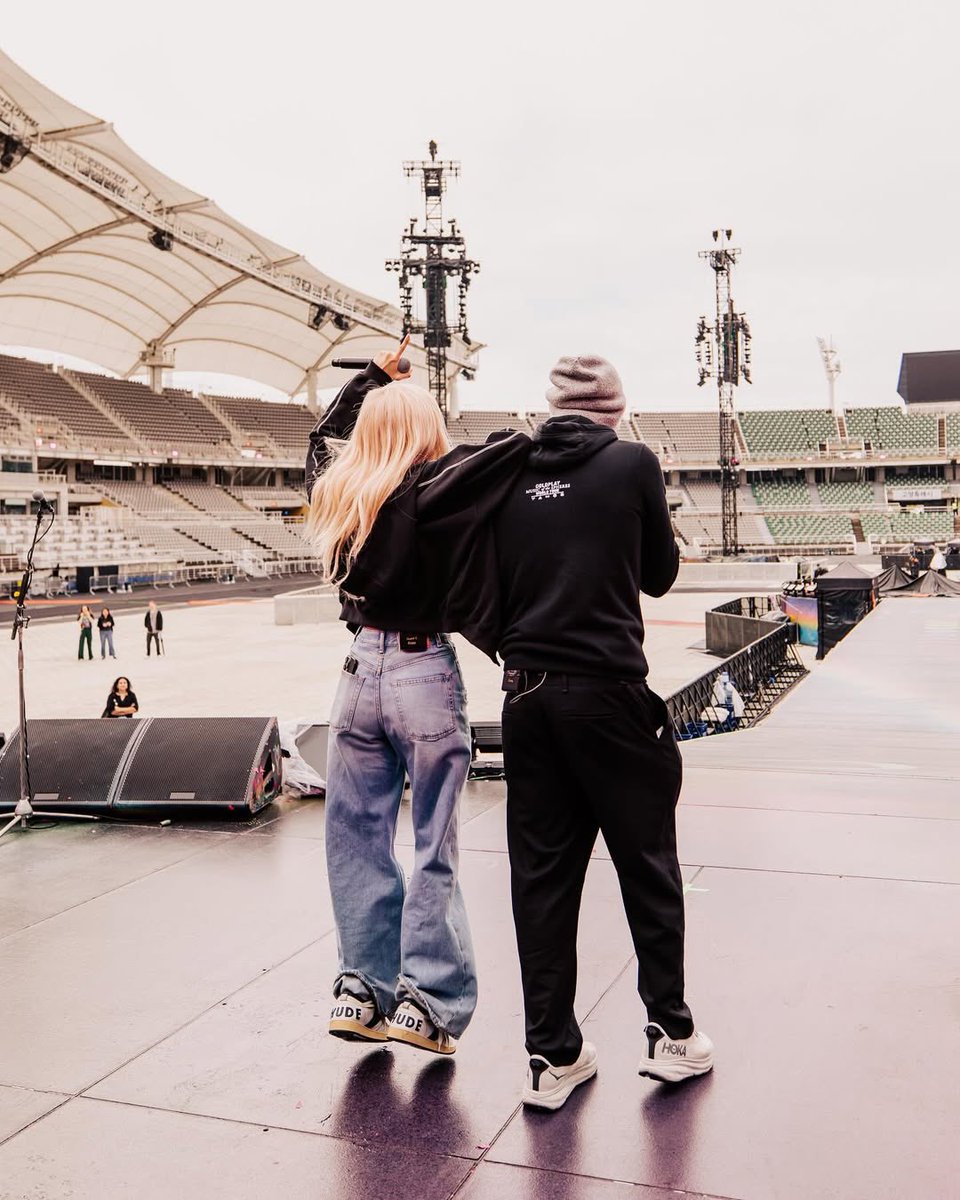 clssource's tweet image. Coldplay instagram update with #ROSÉ✨

#ROSÉxCOLDPLAY #로제 #ROSIE