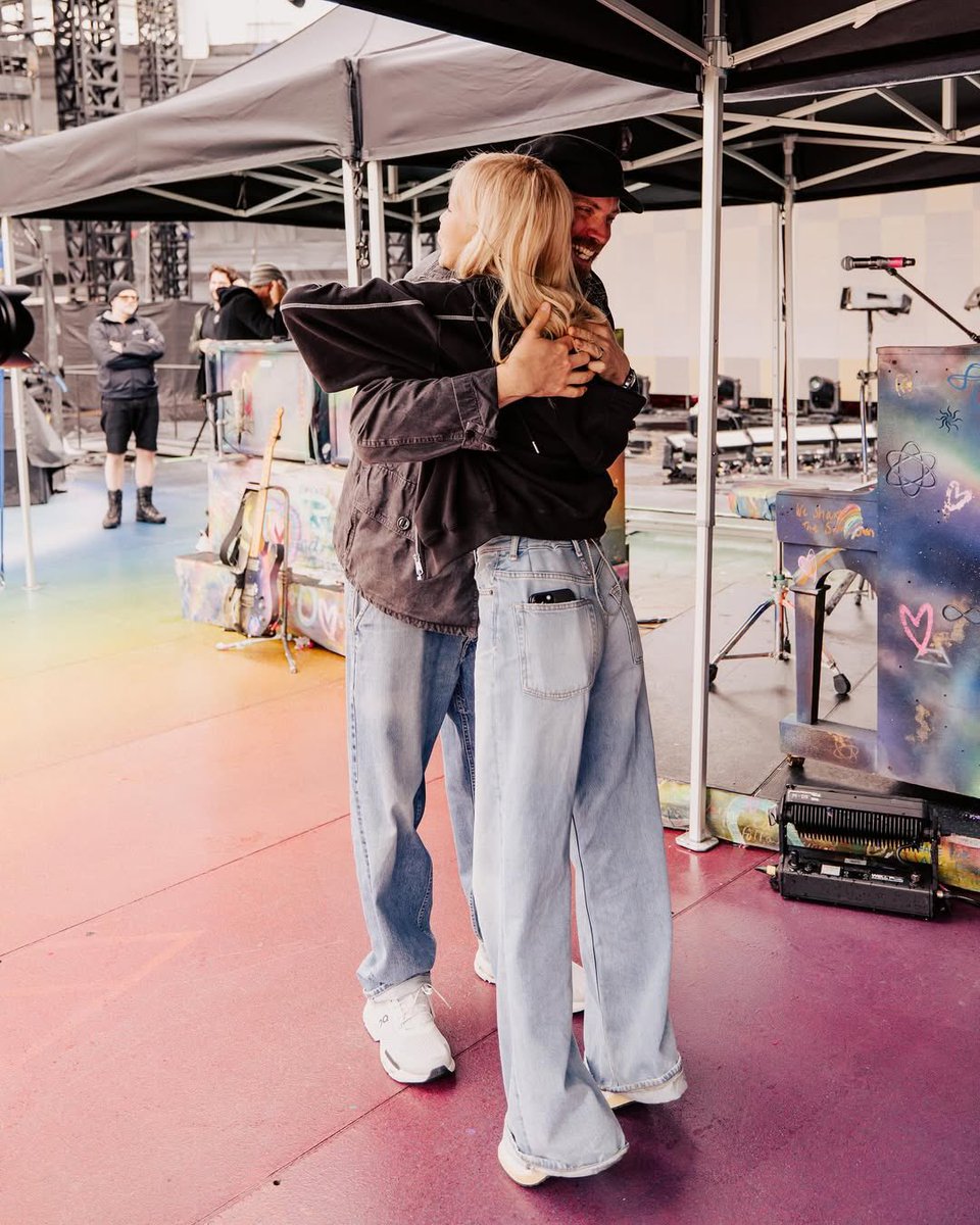 clssource's tweet image. Coldplay instagram update with #ROSÉ✨

#ROSÉxCOLDPLAY #로제 #ROSIE