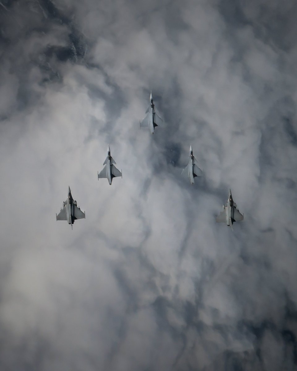 Svenska Gripen ur 211.stridsflygdivision samt franska Rafale någonstans i höjd med polcirkeln. 🇸🇪🇫🇷