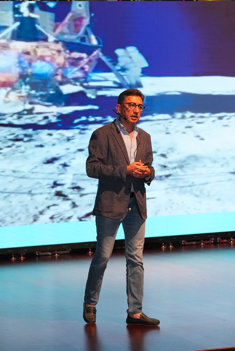 Arkamda aya insanoğlunun ilk indiği an var. Ya da indiğini sanmamız için ürettikleri görüntü. Emin değilim. Ancak sahnede anlattığımdan eminim; tarlalarımıza tarım teknolojileri ile inmezsek, hiçbir zaman temiz ve besin değeri yüksek gıda tüketemeyeceğiz. Bu konu hepimizin konusu