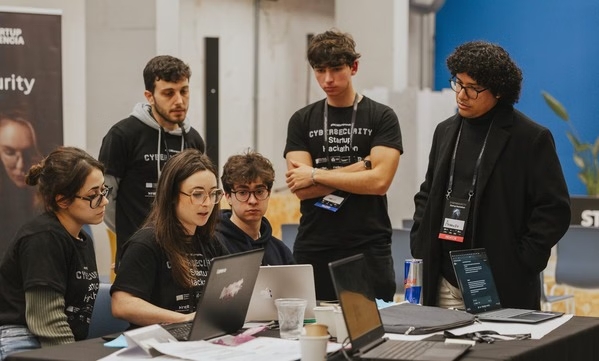 Startup_VLC's tweet image. Algunas de las convocatorias abiertas para impulsar ideas innovadoras ✨
💭 La 2ª edición del #CybersecurityStartupProgram, organizada por @INCIBE y Startup Valencia, el programa Raíces de @eatableadv, o Move Up! de @CEEICastellon, entre ellas
Conócelas en @Emprendedores 👀
