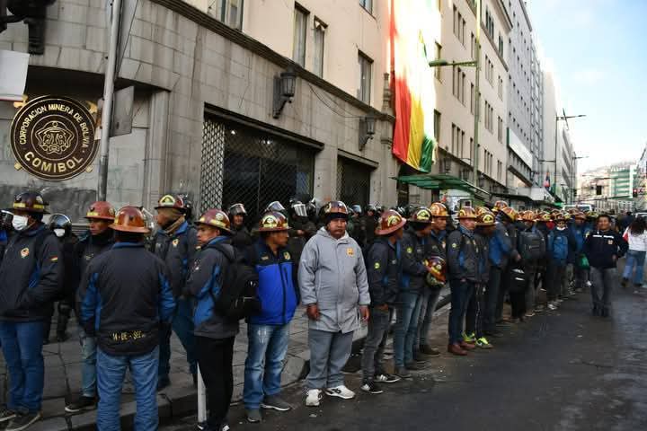 ClauSorucopress's tweet photo. Si se trata de médicos, profesores o Adepcoca, por ejemplo, la Policía de inmediato los gasifica y detiene. Ah, pero si son transportistas o MINEROS AURÍFEROS que llegan y bloquean calles de La Paz vulnerando nuestro derecho a la libre locomoción,  esa misma Policía NO HACE NADA https://t.co/Qe9cdTMQZH