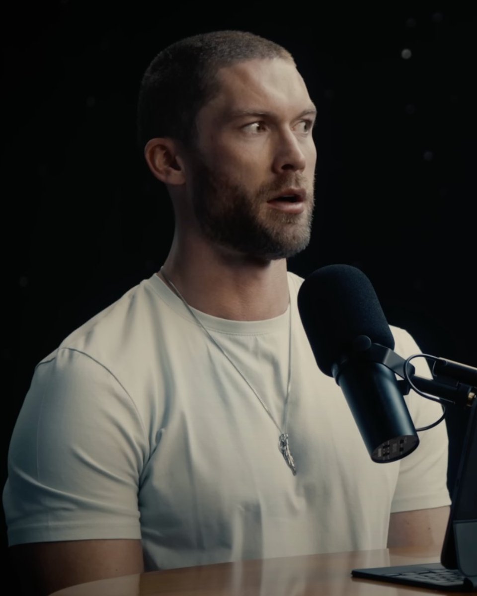 JensHonack's tweet image. Meet Tim Ferriss,

The 21st century productivity genius.

In an eye-opening interview with Chris Williamson, he exposed truths about success that most “gurus” don’t want you to know.

Here are 7 vital insights to feel fulfilled, hustle-free &amp;amp; stay ahead of 90%🧵