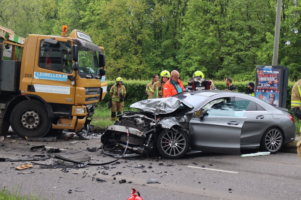 Twee gewonden na aanrijding met vrachtwagen