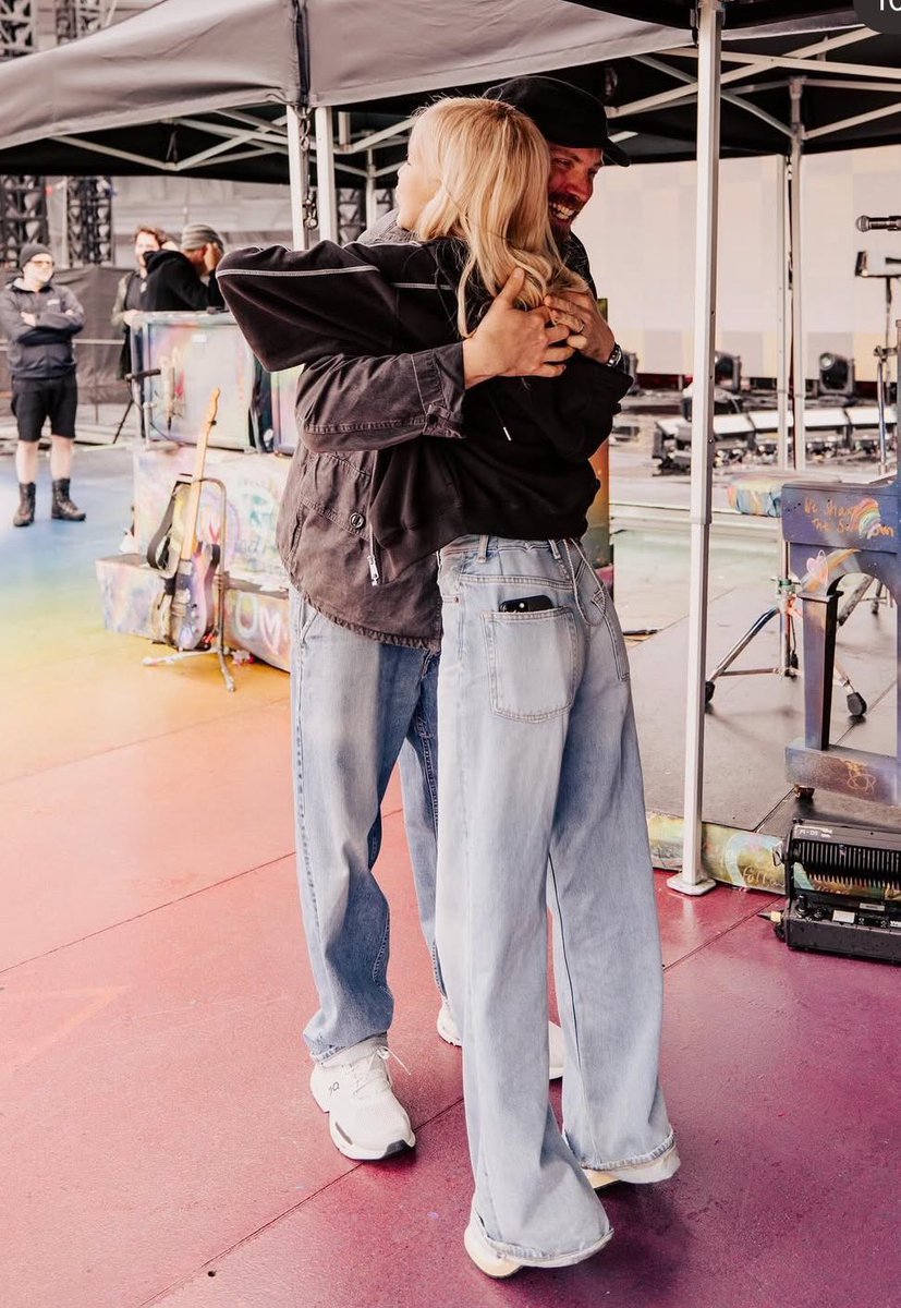 neung_212's tweet image. คนสวยกับพี่ๆน่ารักจัง🥰
#ROSÉxCOLDPLAY
#ROSÉ #로제