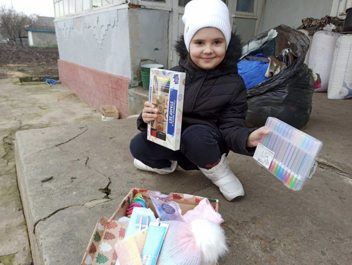 Lera is 8 years old &amp; lives with her mum in rural Pridnestrovie.
Her mum was in a serious car accident and is now limited in her ability to fully provide for her daughter. Lera said her shoebox was a like a dream come true. 🥰
•
teamhope.ie