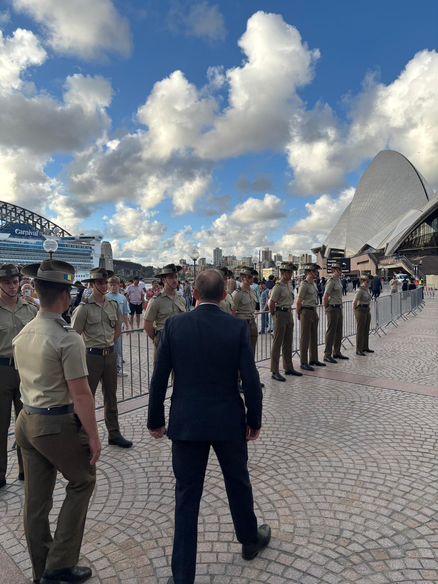 Congratulations to all involved in organising the Anzac Sunset Tribute at the Opera House. Let’s hope this becomes an enduring tradition!