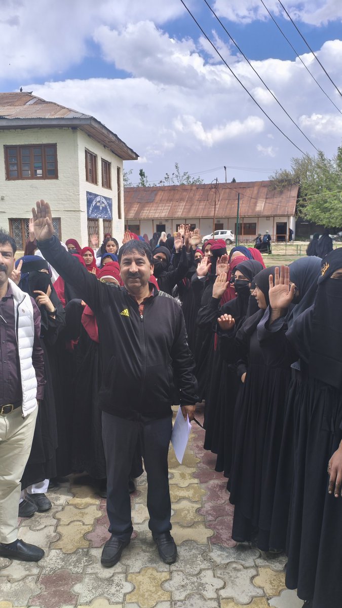 MCShopian's tweet photo. A Simple Act with Massive Impact!
Chaar Bin Apnao Prakriti Bachaw.
An awareness programme held at Govt. Girls HR. Sec. School Shopian
#ChaarBinHamariZimmedari
#RecycleRight
#MyWasteMyResponsibility
#Segregationselfie
#sbnurbanjk
#OneStepForCleanJK
@dmshopian
@DULBKASHMIR https://t.co/0dGAjKJDUq