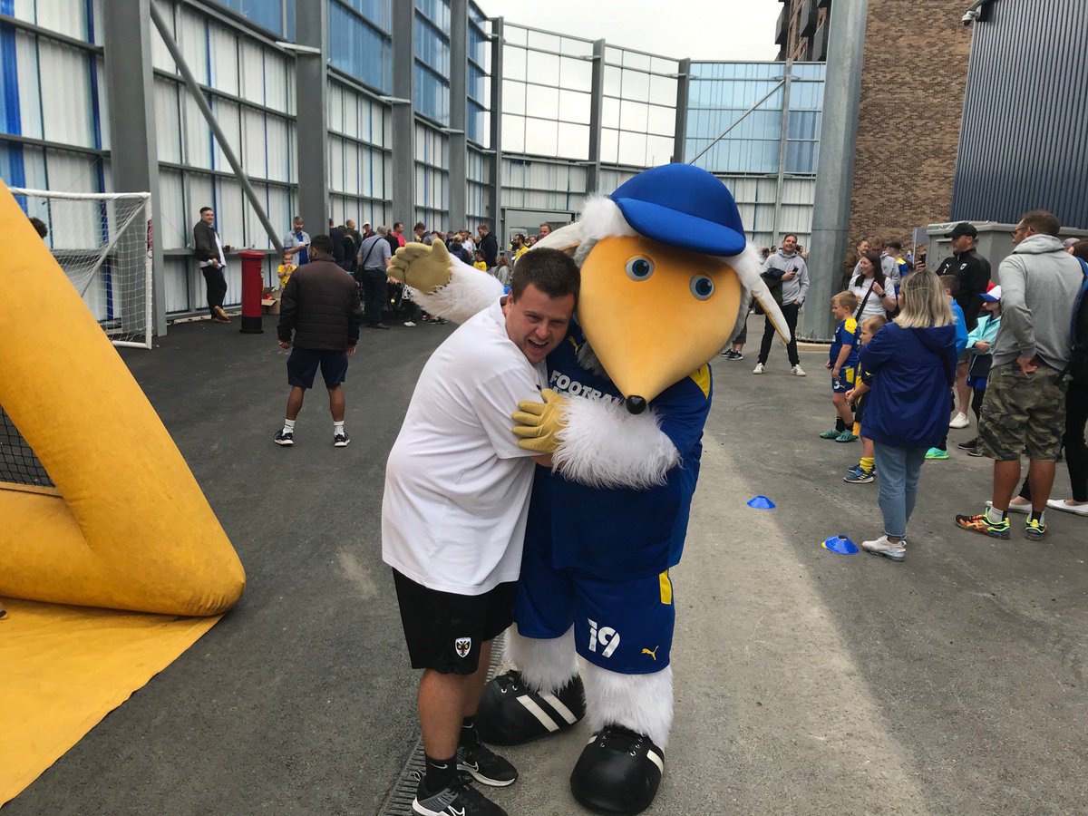 On Sunday <a href="/AFCW_Foundation/">AFC Wimbledon Foundation</a>'s longest serving member of staff <a href="/scottybecks7/">Scott lockwood</a> will be running the <a href="/LondonMarathon/">TCS London Marathon</a> he is raising money for <a href="/GreatOrmondSt/">Great Ormond Street Hospital for Children</a> please donate here 2025tcslondonmarathon.enthuse.com/pf/scott-lockw… &amp; please reply giving him messages of support. #AFCW #AFCWimbledon 💛💙