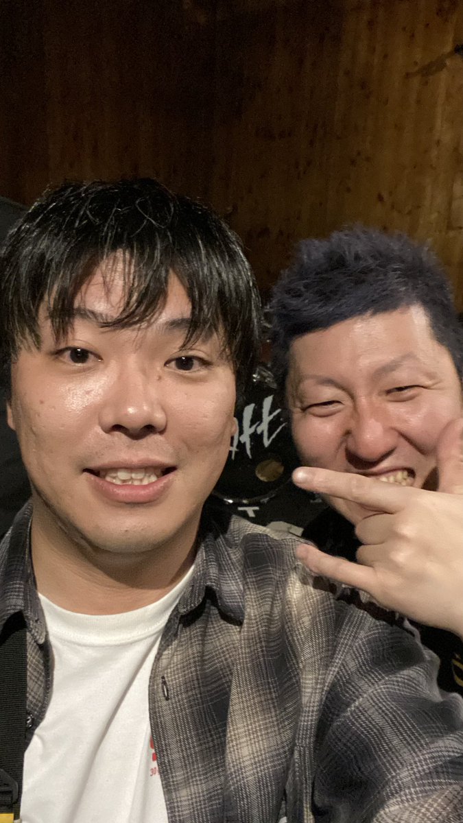 charstingcharst's tweet photo. 昨日は新宿LOFT barおつでした！朝、山手線でスマホ無くしてそのまま仕事いってと散々でしたが！全部出せた！
最後はこのメンバーで良かった！そしめみっちーお前最高だよ！！！それではまた！！！ https://t.co/HMproh4lRN