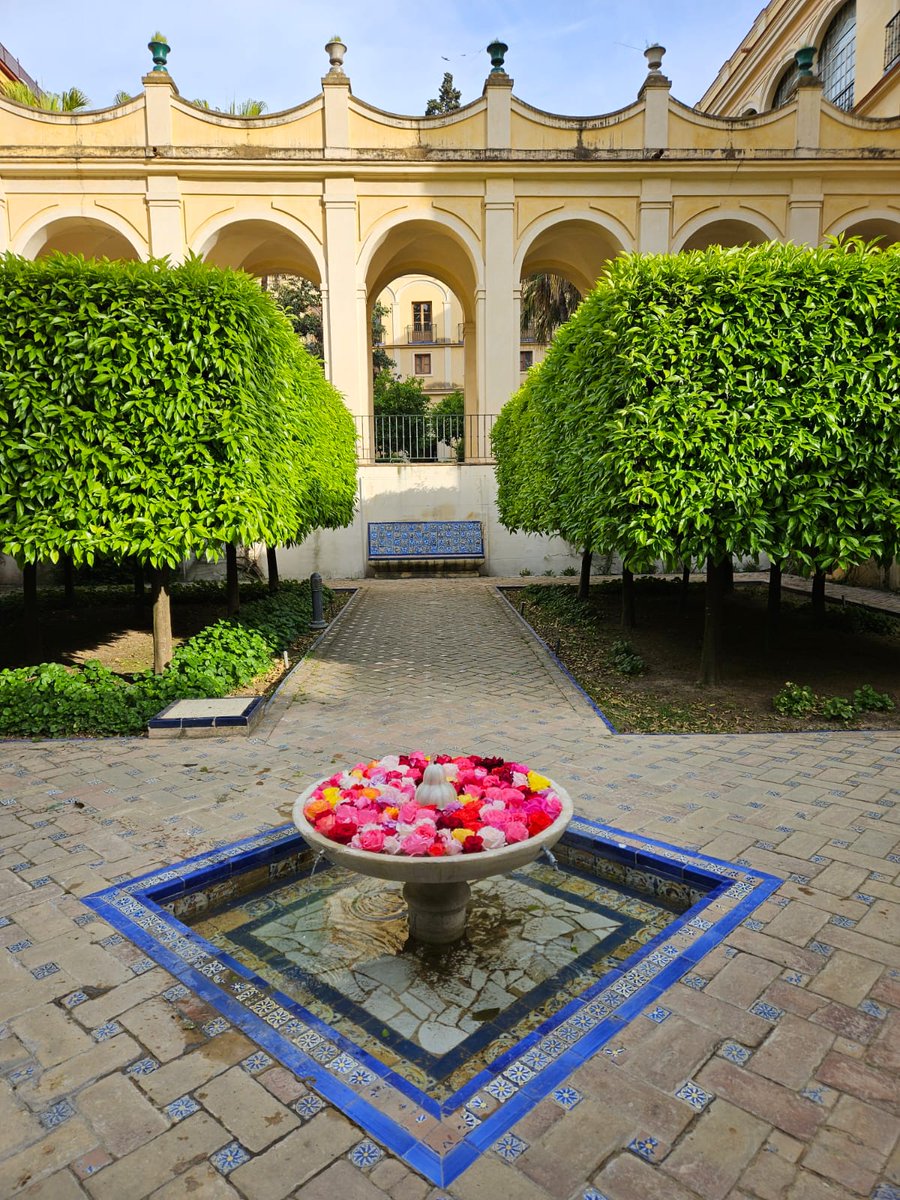 El trabajo diario de nuestros jardineros nos deja estampas como ésta de la fuente central del Jardín de las Flores. Real Alcázar de Sevilla
