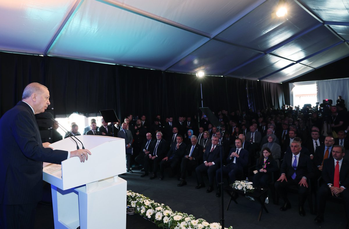 RTErdogan's tweet photo. Avrupa Futbol Federasyonları Birliği UEFA’nın İstanbul Temsilciliğinin Türk futbolu için hayırlara vesile olmasını diliyorum.

Farklı inançları asırlardır bağrında misafir eden İstanbul’un bugünkü açılışla birlikte çok kültürlü kimliğini daha da güçlendireceğine inanıyorum.      

Başkan Sayın Ceferin’in şahsında tüm UEFA yönetimine, Türkiye Futbol Federasyonumuza ve elbette Gençlik ve Spor Bakanlığımıza emekleri, destekleri, gayretleri için teşekkür ediyorum.

UEFA, Londra ve Brüksel’den sonra ilk kez Türkiye’de temsilcilik açıyor.

Bu temsilcilik vasıtasıyla Türk futbolumuzun gelişimi adına UEFA ile daha fazla temas kuracak ve birlikte ortak projelere imza atacağız.

Temsilcilik, aynı zamanda UEFA’nın bölge federasyonlarıyla daha hızlı iletişim ve koordinasyon sağlamasını kolaylaştıracaktır.

Temsilciliğin bilhassa önümüzdeki yıllarda düzenleyeceğimiz çeşitli futbol organizasyonlarında da önemli roller üstleneceğine inanıyorum.