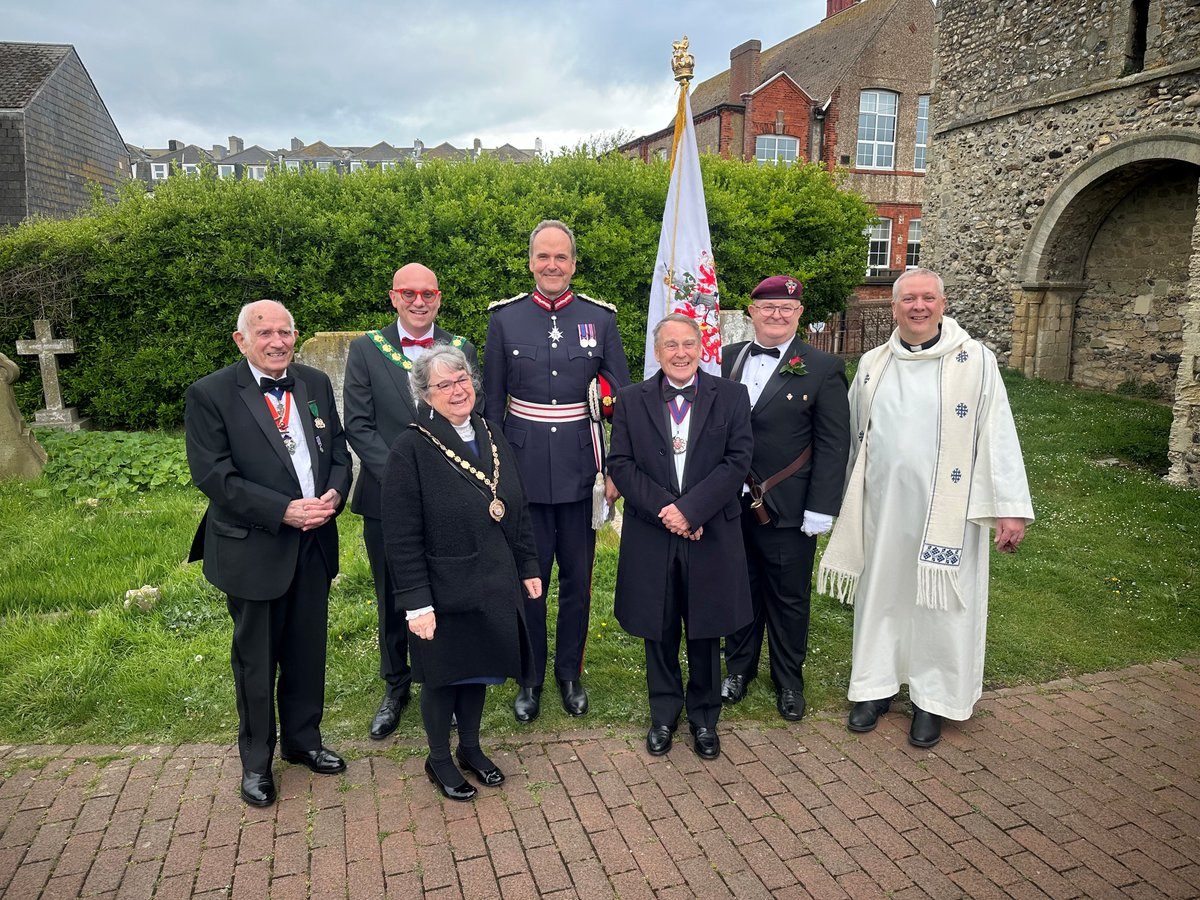 Yesterday, the Lord-Lieutenant attended a St George's Day commemoration service organised by The Royal Society of St George, Seahaven Branch. The special service and celebration of bells was held at St Leonard's Church in #Seaford. 
#StGeorgesDay