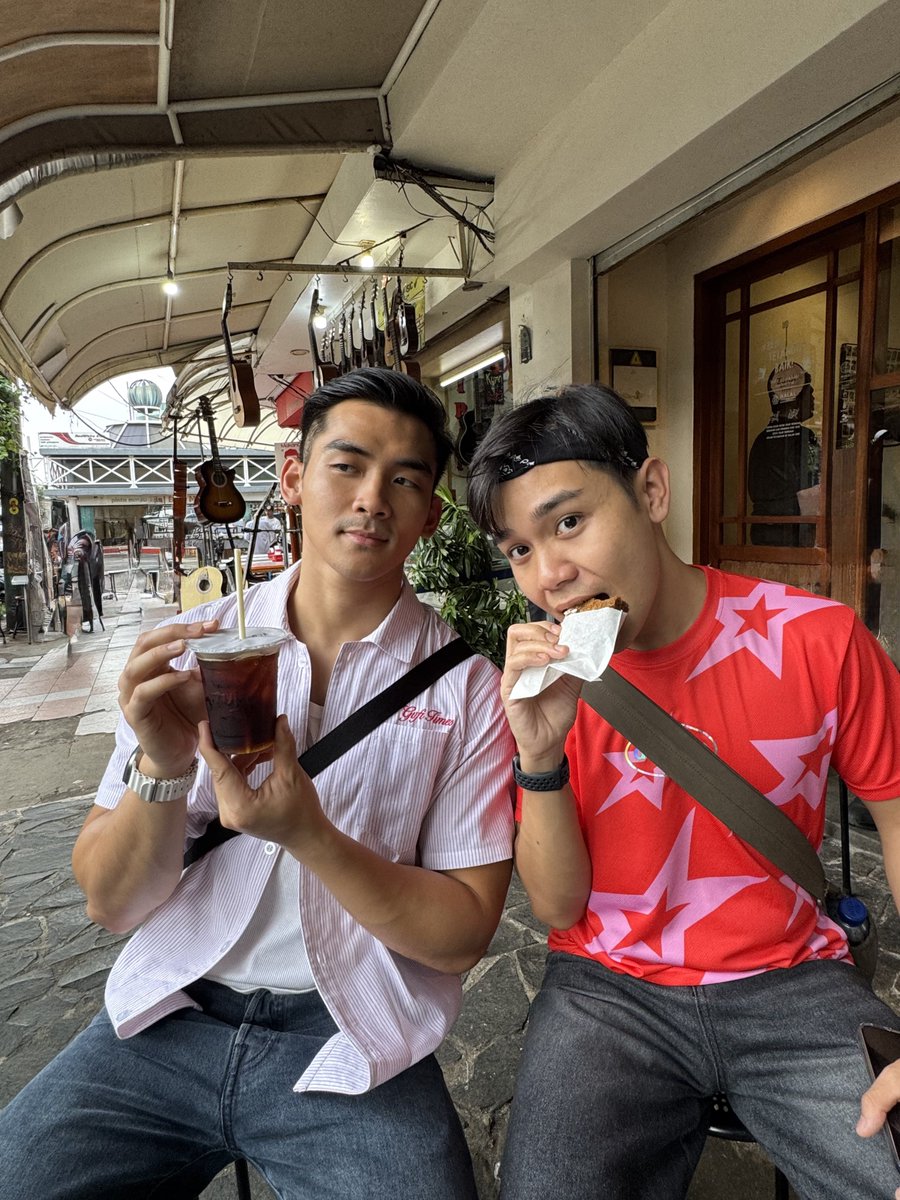 scrolling my gallery, then jumpa this picture in jakarta... lowkey missing Kopi Tuku! anyone from Jakarta 🇮🇩 here?