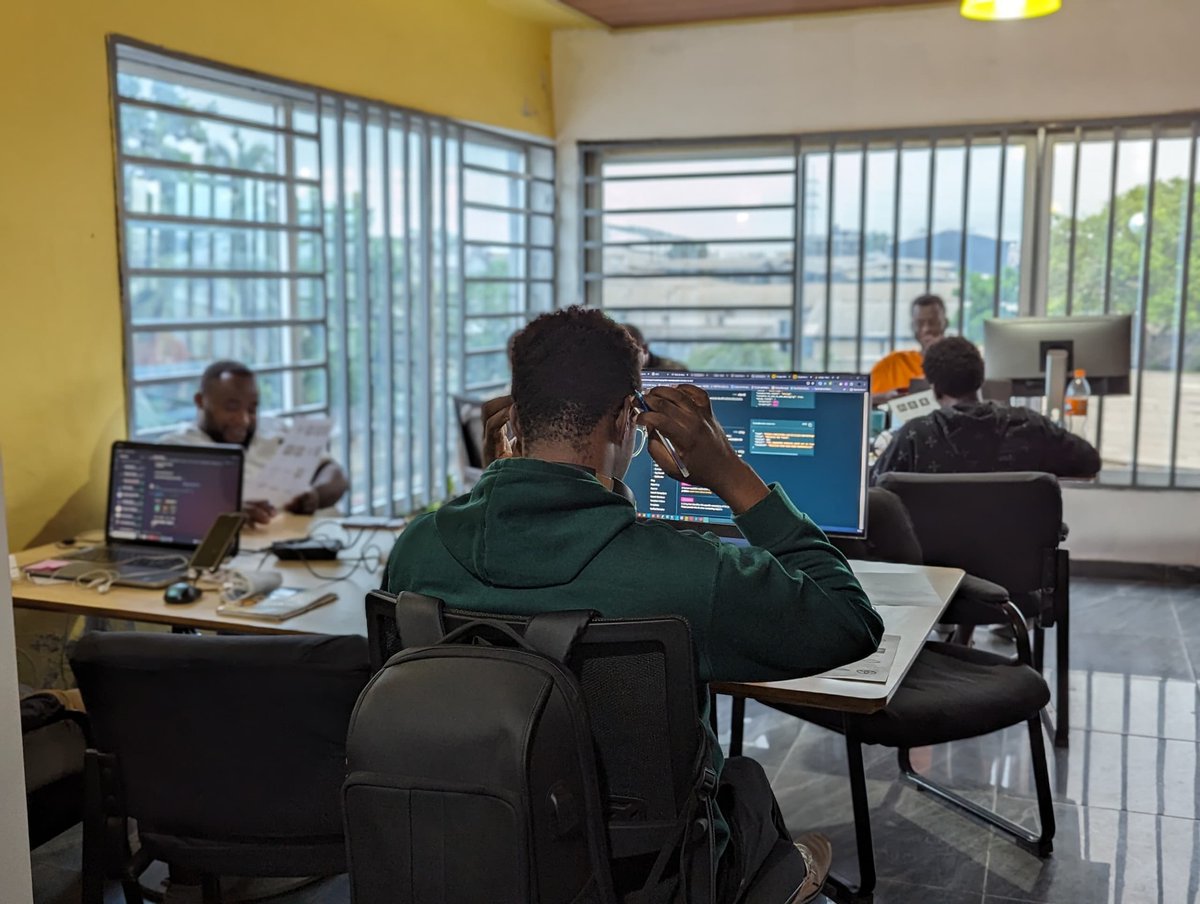 Smartwork_cm's tweet image. &quot;Tu as dit coworking = trop cher ? Ton téléphone coûte combien déjà ?&quot;
👨🏽‍💻35 000 F pour bosser dans le confort, avec Starlink, café, clim...
C’est pas un luxe, c’est un investissement🙌🏾

Rejoins nous à la montée bénédicte Ndokoti, près d&apos;ENEO.

☎️678829083

#coworkingDouala