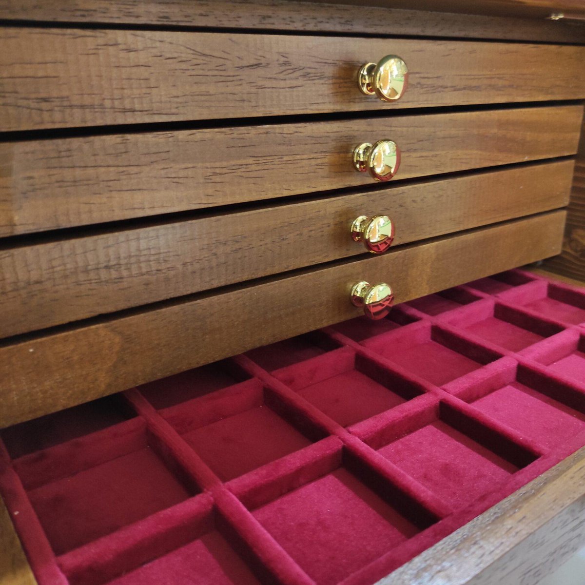 CoinsandMoreIT's tweet photo. Monetiere 7 Cassetti In Vero Legno E Velluto Italiano Fatto A Mano - Coins&amp;More
#coincollecting #luxuryjewelrybox #fashionaccessories #stylishstorage #homeorganization #interiordecor #Italianjewelrybox #coinstorage #uniquegiftideas #Italianaccessories… https://t.co/ljVJAJCXGi https://t.co/TNC1pWohNB