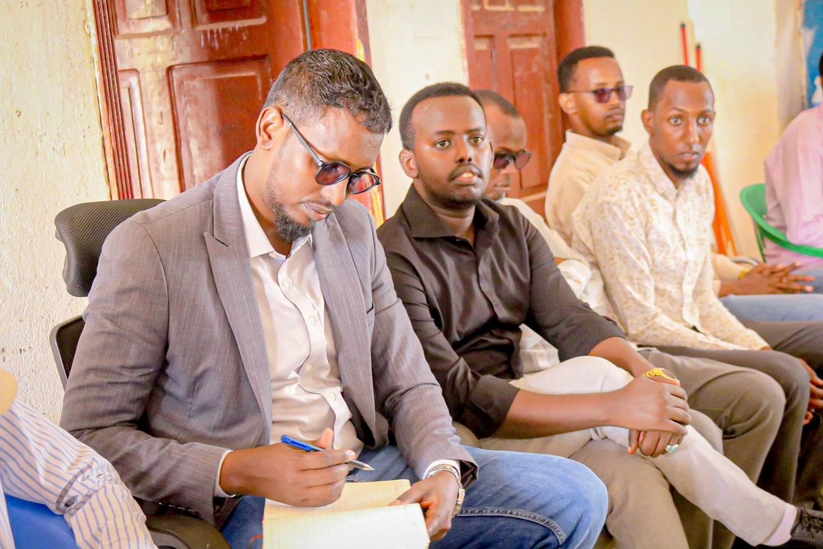 MoECHEGalmudug's tweet photo. 1/4, Agaasimaha &amp; wefdigiisa ayaa booqasho ku kala baxshay qeybo kamid ah dugsiyada magaalada Cadaado, iyagoona u kuur galay xaaladaha waxbarsho ee ka jiro dugsiyada. https://t.co/mnaTYzgjeT