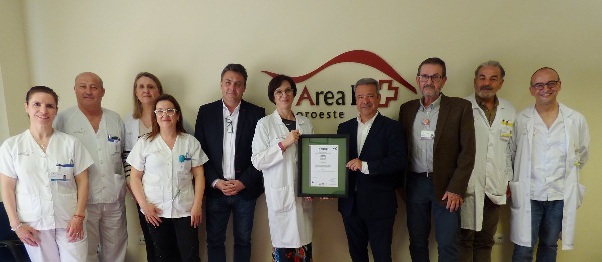 El Hospital Comarcal del Noroeste ha renovado la certificación ISO 14001 acreditando nuestro compromiso con la mejora continua en materia ambiental. 
En este acto <a href="/AENOR/">AENOR</a> ha entregado a Juana Fernández, Gerente del Área IV, el certificado del cumplimiento de esta norma.