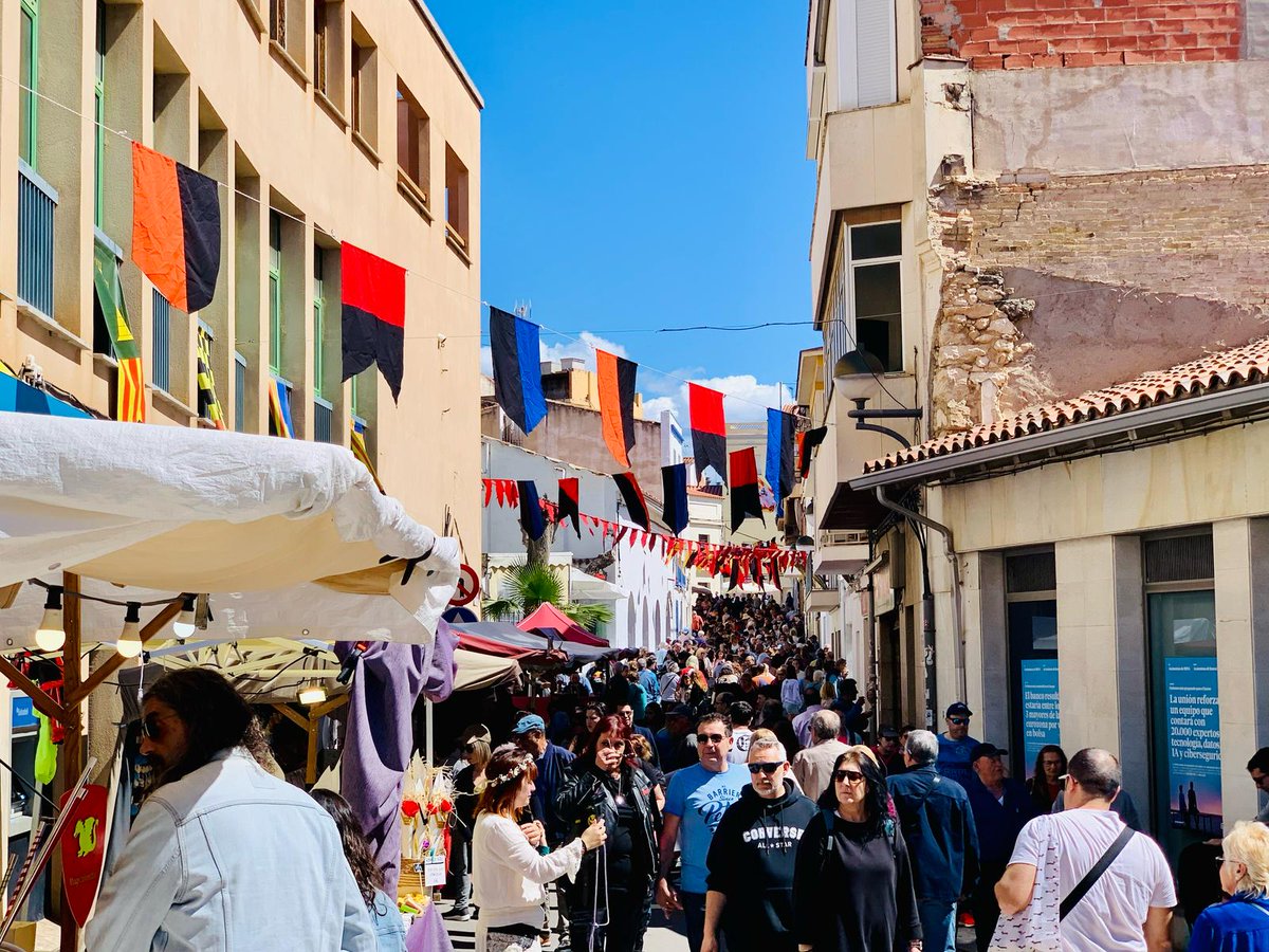 La fira Cubelles Medieval omple un any més el centre de la vila.
La regidoria de Dinamització Econòmica està satisfeta del resultat de la proposta que ha atret a un públic nombrós, cosa que hauria afavorit el comerç i l'hostaleria local. 
radiocubelles.cat/noticies/pln5/…