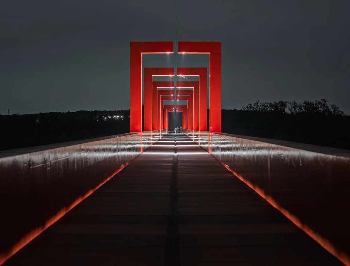 CergyPontoise95's tweet photo. #JeudiPhoto | De jour, un monument. De nuit, un décor de science-fiction. 🌌
L’#AxeMajeur comme vous ne l’avez (presque) jamais vu, capturé par jm_photoexplorer : colonnes illuminées, laser vert dans la nuit, passerelle rouge… une vision futuriste de l’emblème local. ✨ https://t.co/eJFsIfQeLs