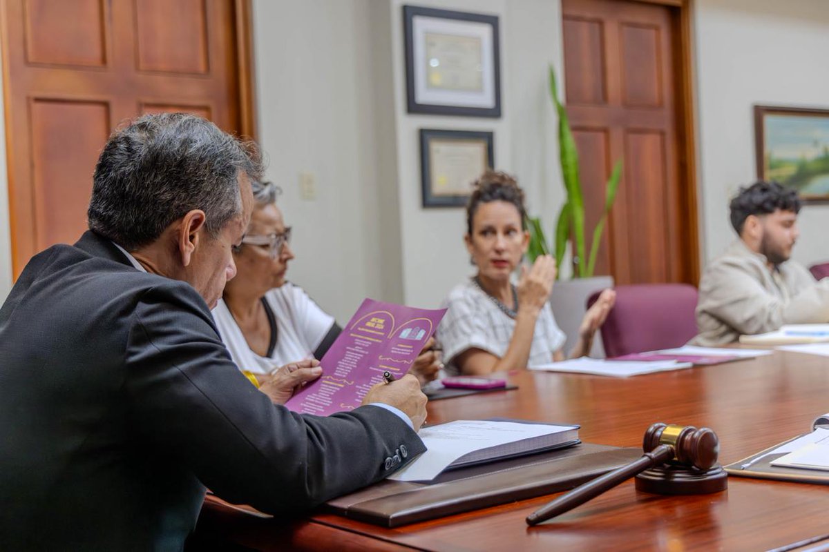 ¡Excelente conversación con mi gente de La Goyco! Recibimos la visita de Mariana Reyes, líder del Taller Comunidad La Goyco, y Jenny Velázquez, líder de Calle Loíza, para repasar temas de convivencia, programas comunitarios, iniciativas y cómo seguir apoyando las ideas que nacen