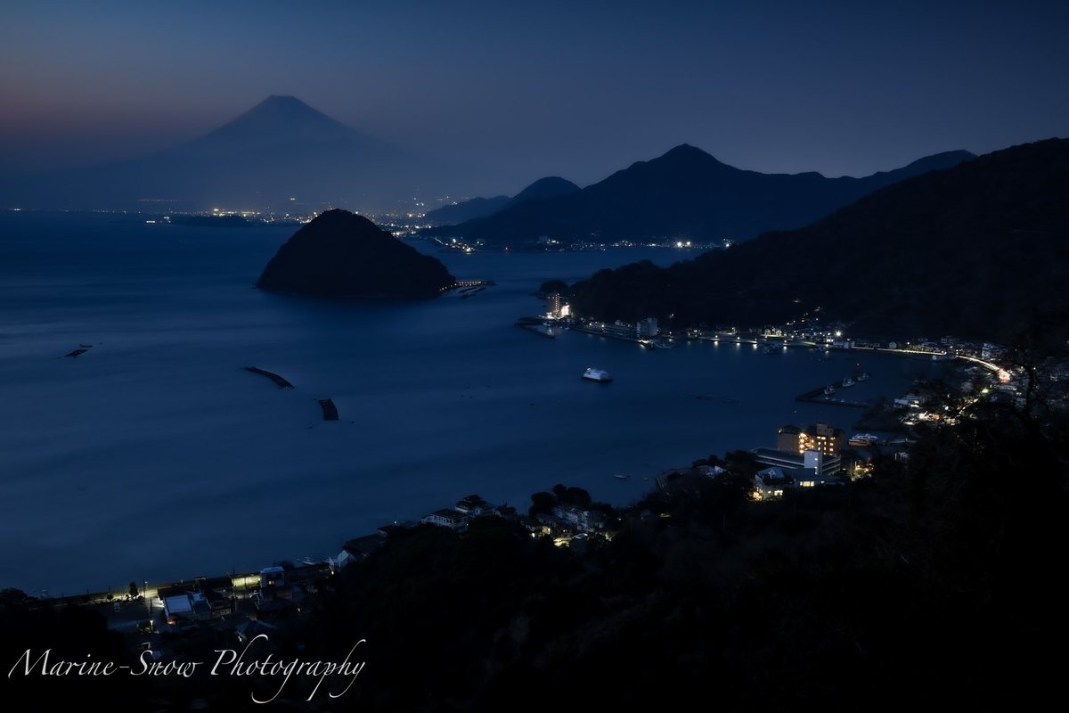 春霞の酷い日でしたが、薄明に浮かぶ富士山を撮影してきました(^_^*)

#Nikon #D500
#ふぉと #Photography
#私とニコンで見た世界
#沼津市 #内浦 #富士山