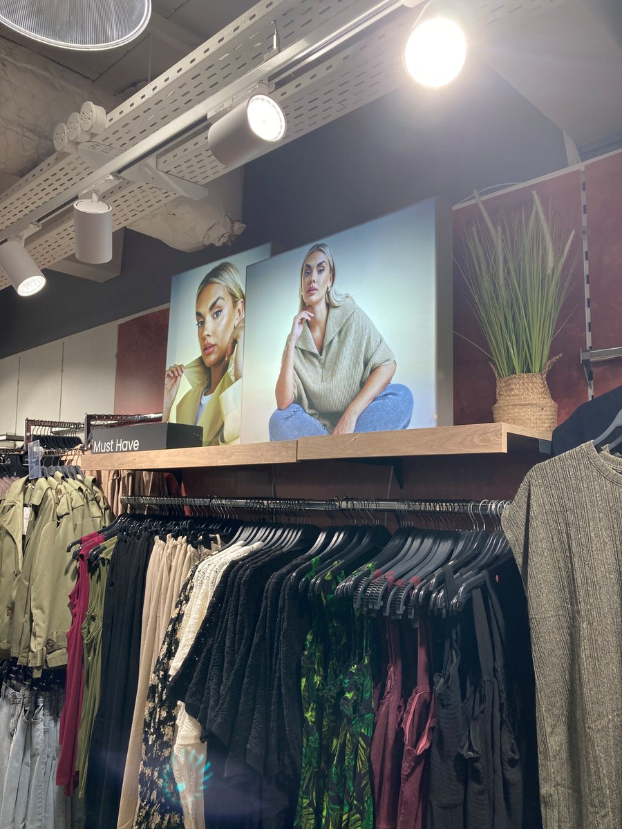 Moss_UK1's tweet image. Proud to support @yoursclothing on their Bury store revamp, delivered on time &amp;amp; on point! ⏱️
Fast turnaround, no quality compromise: shelf &amp;amp; wall lightboxes + full custom graphics = brand magic.

Always a joy teaming up!

#RetailRefit #StoreDesign #Lightboxes #Teamwork