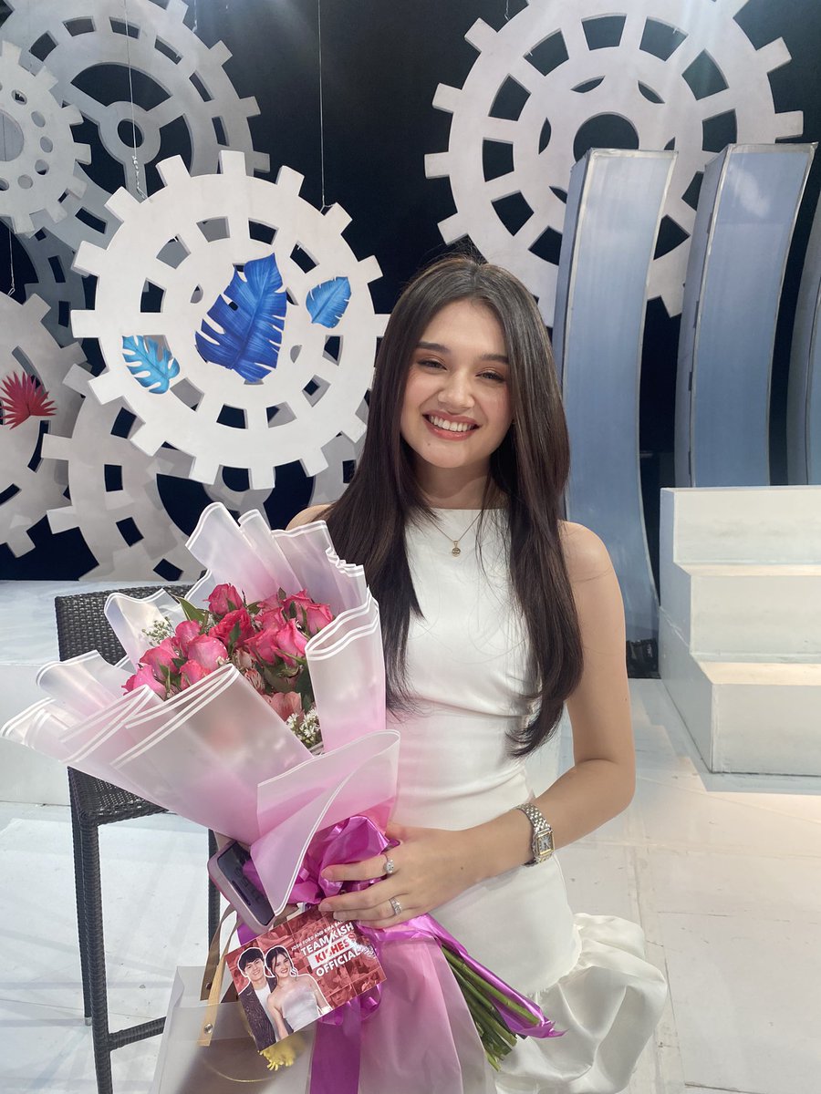 As promised, here’s our lovely Kira holding her beautiful bouquet 💐

KISH CapTHUR US