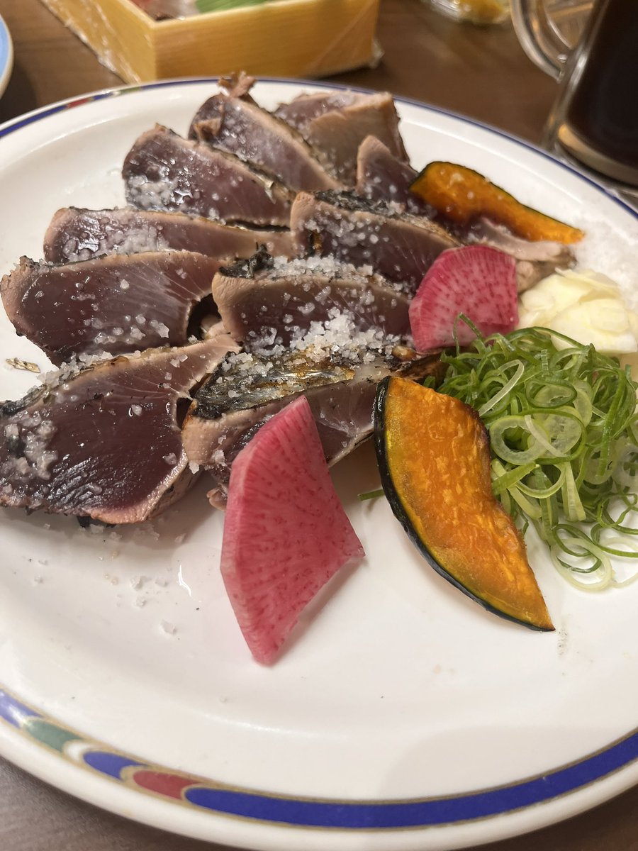 今日は高知に着いて、まずは魚市場に寄ったよ 🐟 

カツオがめちゃくちゃ美味しくて、夜ごはんの時間にもまた行っちゃった（笑）