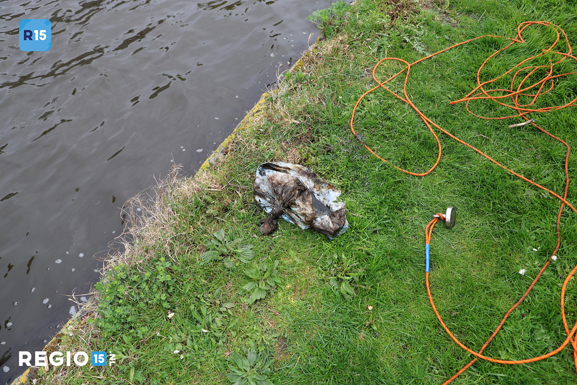 Vuurwapen gevonden in het water bij Cromvlietkade in Rijswijk door magneetvisser