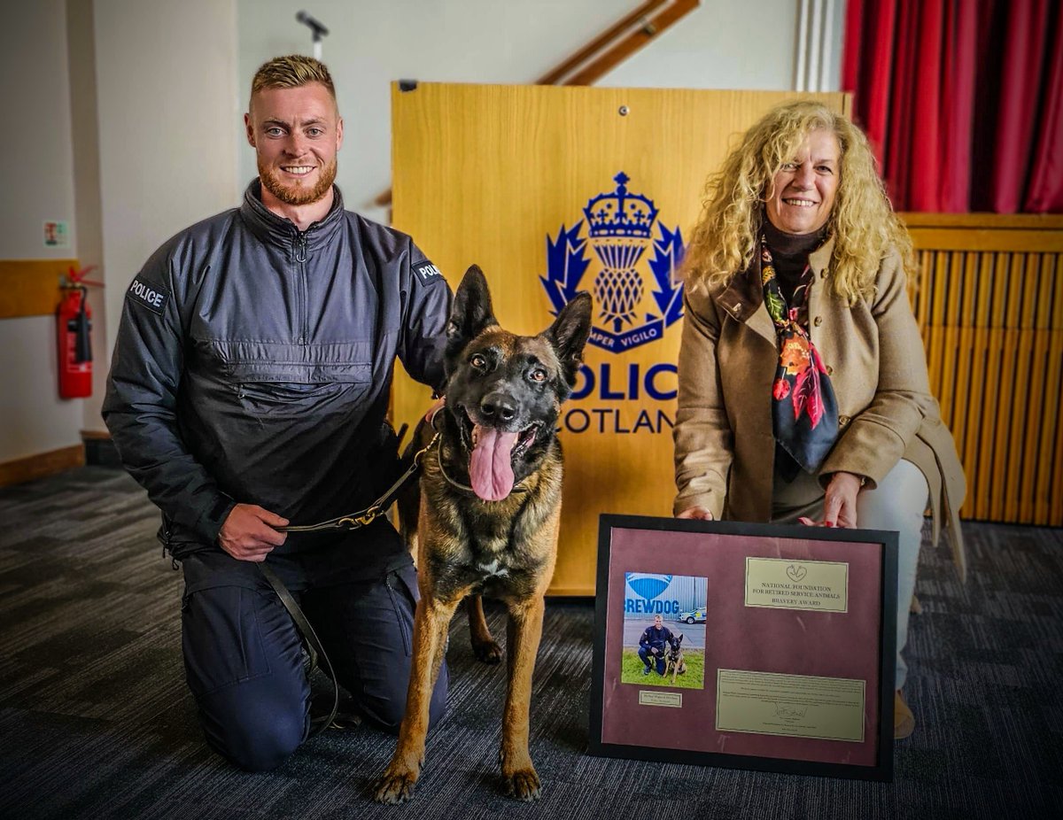 Lady B from <a href="/The_NFRSA/">NFRSA</a> visited yesterday to award #PDZeus &amp; his lead holder a bravery award after a recent incident in which Zeus was stabbed👏. 

A fantastic occasion , &amp; a chance to meet a person who genuinely cares for our Service animals in retirement 🐾 (And there was 🍰😉 )