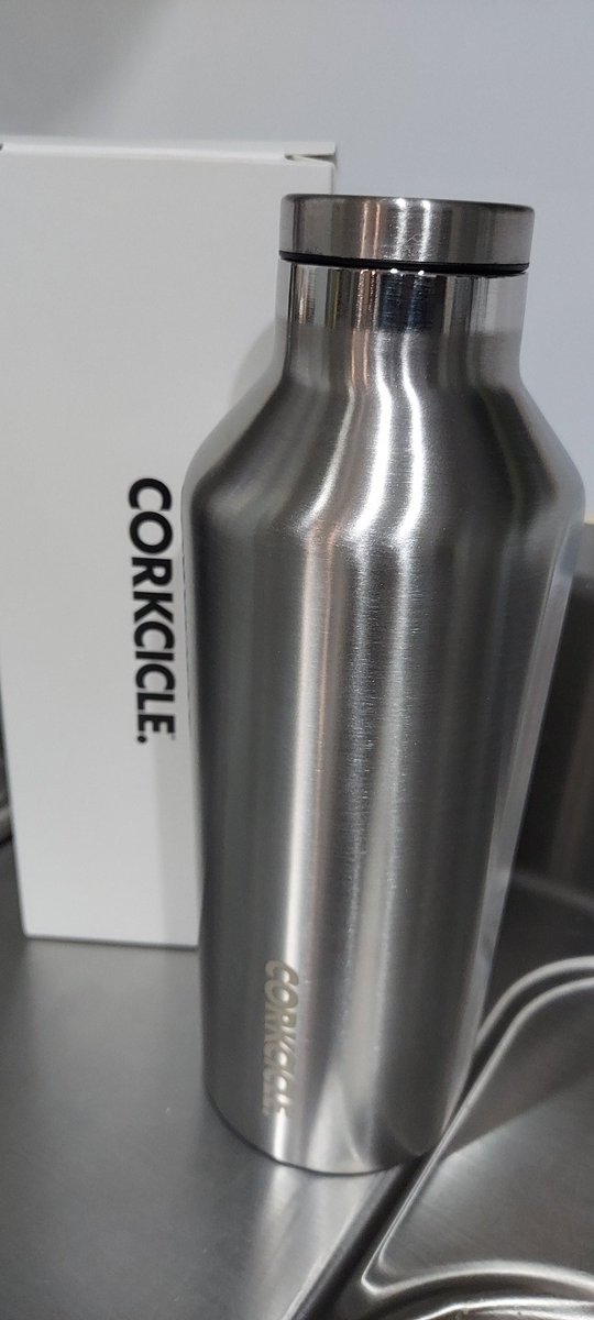 tTIzXhBCH2rhyjy's tweet photo. 三浦春馬君愛用の水筒
「CORKCICLE」
💜行楽シーズン到来!
熱中症予防に水分補給が大事な季節✨️✴️
#三浦春馬
#愛用水筒
#CORKCICLE https://t.co/dIOaLgbP35