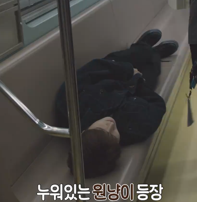 moeum_zip's tweet photo. 자꾸눕네 ㅋㅋㅋ https://t.co/OwcolSBM9U