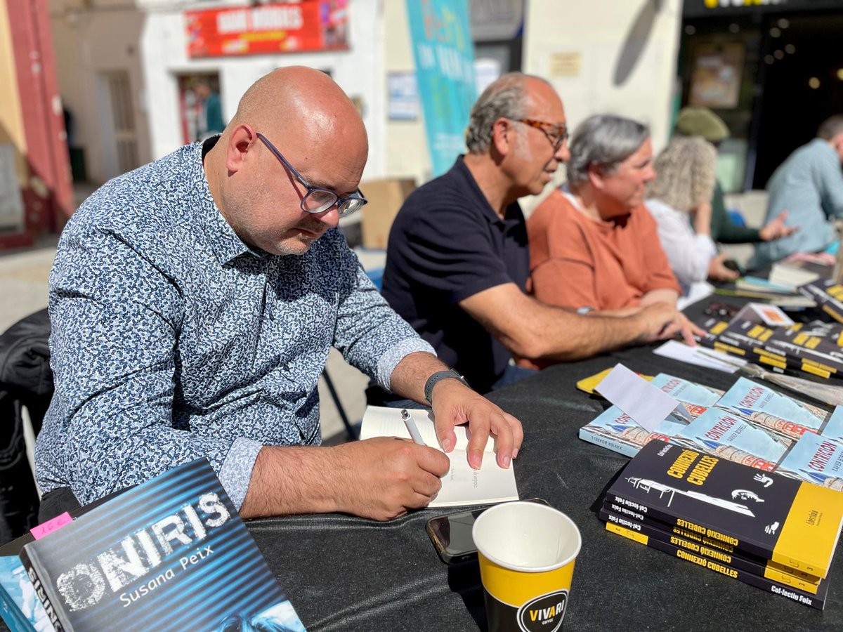 Els autors locals marquen l'accent al Sant Jordi de Cubelles.
Una desena d’escriptors residents a Cubelles han mostrat la seva obra a la plaça de la Font amb un espai que ha servit per promoure la literatura creada des de la mateixa vila.
radiocubelles.cat/noticies/pln5/…